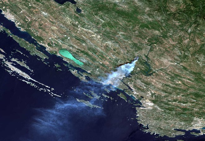 Tako se požar v Dalmaciji vidi iz zraka. FOTO: Hrvatska Udruga Kriznog Menadžmenta (HUKM)