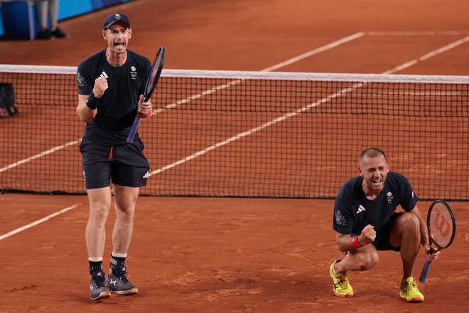 Britanca Andy Murray in Dan Evans sta v drugem krogu ubranila dve zaključni žogici. FOTO: Claudia Greco/Reuters