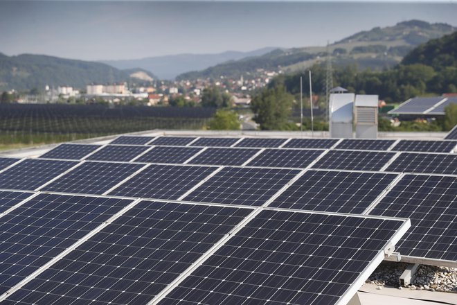 Čedalje več podjetij in posameznikov se odloča za lastne sončne elektrarne. Lani pa se je prvič po desetih letih poleg samooskrbe močno povečalo zanimanje investitorjev v večje sončne elektrarne. FOTO: Leon Vidic/Delo