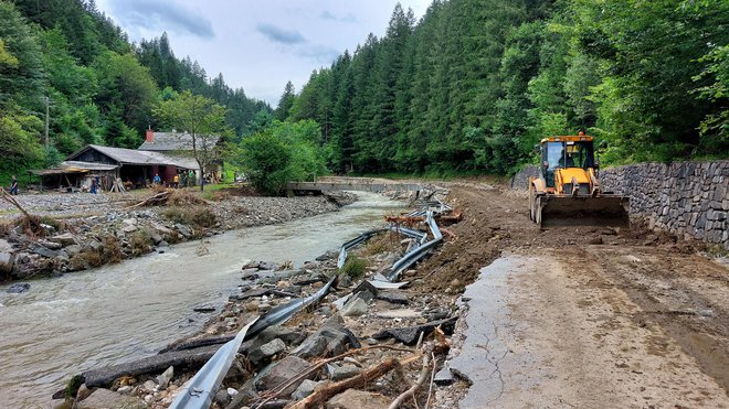 Lanska ujma je poškodovala skoraj 2000 kilometrov cest, do konca leta bodo sanirali zadnjih osem kilometrov. FOTO: Blaž Samec/Delo