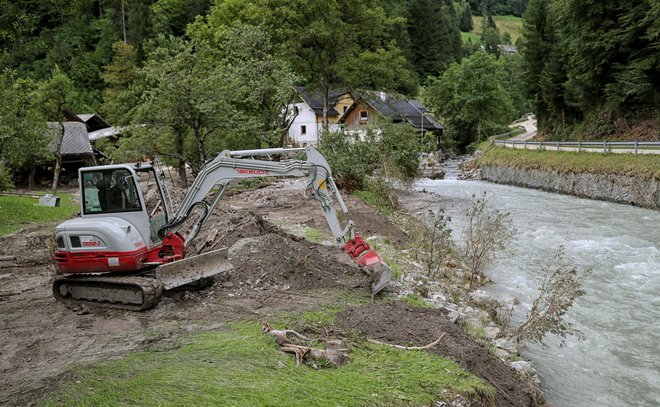 Takoj po ujmi so začeli izvajati interventne ukrepe, sledili so izredni ukrepi, s katerimi so odvračali neposredno nevarnost za življenje ali zdravje ljudi ter zagotavljali predvsem pretočnost vodotokov. Zdaj sledi petletna sanacija. FOTO: Blaž Samec/Delo