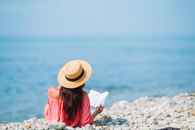 Poletje je čas, ko lahko človek manično srka zgodbe. FOTO: Shutterstock