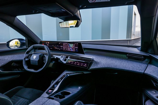 Peugeot panoramic i-Cockpit: lebdeči 21-palčni panoramski zaslon ukrivljene oblike se dviguje nad armaturno ploščo in ponuja optimalno ergonomijo. FOTO: Peugeot