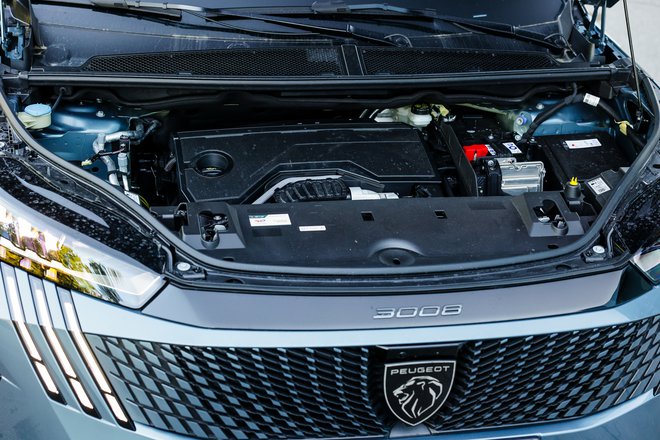 Dodatno dinamičnost v vožnji pri Peugeotu 3008 HIBRID zagotavlja sinhroni električni motor s trajnimi magneti, ki razvije največjo moč 21 kW (28 KM) in 55 Nm navora. S tem se vozilo zažene in tudi spelje povsem tiho. Električni pogon lahko pri majhnih hitrostih deluje samostojno, brez klasičnega motorja, zato ima voznik pri speljevanju, na primer na semaforjih ali pri manevriranju vozila po parkirišču, občutek, kot bi vozil povsem električno vozilo. FOTO: Peugeot