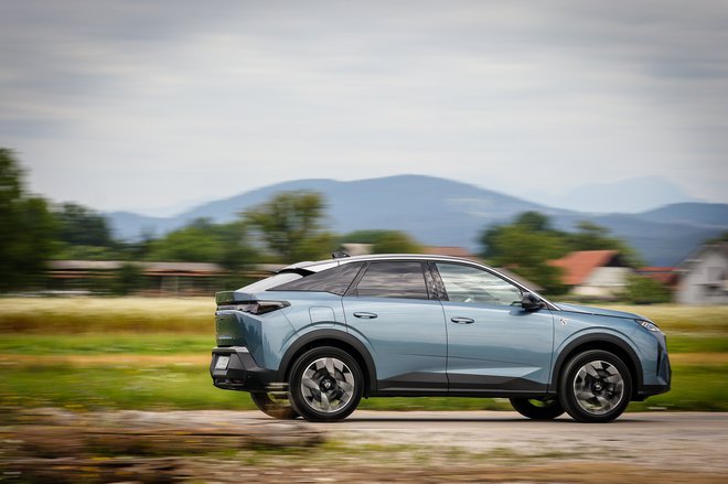 Pri dinamični vožnji lahko sodelujeta oba pogona, vedno pa vklopi potekajo samodejno, računalniško, voznik nima pri tem nobenega dela. Blagi hibrid v Peugeotu 3008 zmore tudi zelo dinamično vožnjo, ko pri pospeševanju električni motor bencinskemu zagotavlja dodaten navor pri nizkih vrtljajih, medtem ko med upočasnjevanjem glavno vlogo prevzame električni motor v vlogi generatorja, ko se 48-voltna baterija spet polni. FOTO: Peugeot