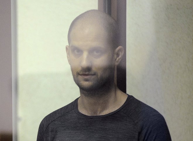 Pričakovati je, da bo v izmenjavo vključen tudi ameriški novinar Wall Street Journala Evan Gershkovich, ki je bil sredi meseca obsojen na 16 let zapora. FOTO: Dmitry Chasovitin/Reuters