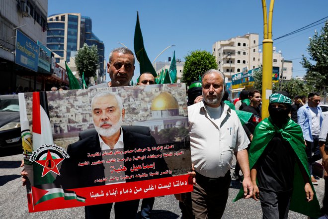 Po navedbah iranske revolucionarne garde je bil politični voditelj Hamasa Ismail Hanija s telesnim stražarjem ubit v napadu na rezidenco na severu Teherana, kjer se je v torek udeležil slovesne prisege novega iranskega predsednika Masuda Pezeškiana. Foto Mussa Qawasma/Reuters