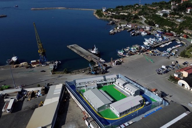 V albanskem pristanišču Shëngjin bo sprejemni center za begunce iz Italije. FOTO: Florion Goga/Reuters