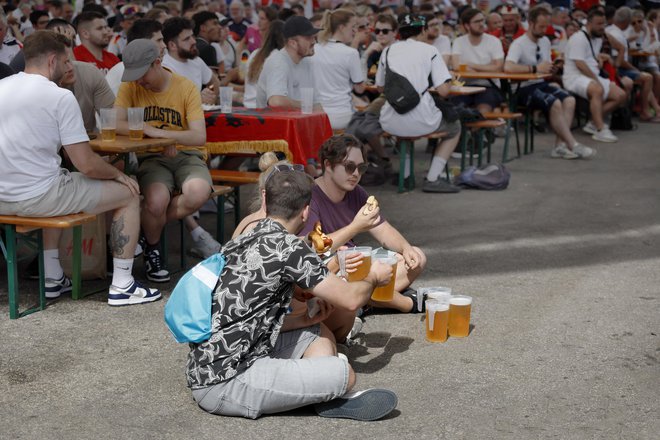 Skoraj 90 odstotkov vsega alkohola, ki ga spijemo v Sloveniji, predstavljata pivo in vino. FOTO: Leon Vidic