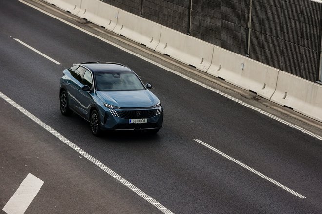 Peugeot 3008 HIBRID je nekaj goriva privarčeval tudi na avtocesti, kjer blago hibridni pogon z gorivom varčuje na način, da se delovanje motorja na notranje zgorevanje ustavi, ko voznik pri stalni hitrosti in med upočasnjevanjem ne uporablja stopalke za plin. FOTO: Peugeot