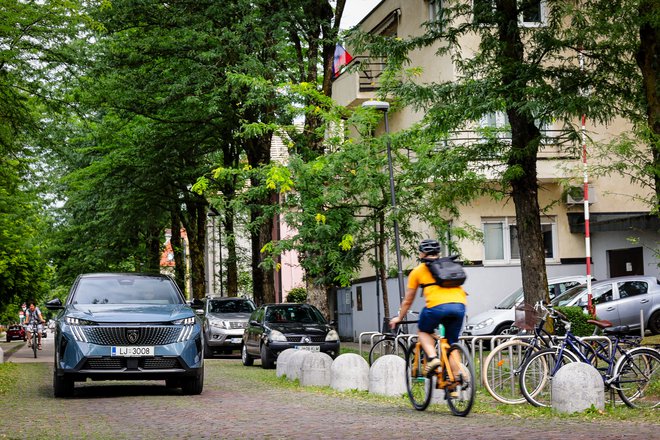 Po ljubljanskih ulicah je pri počasni vožnji v zastojih Peugeot 3008 HIBRID do 50 odstotkov vožnje prevozil v električnem načinu delovanja. FOTO: Peugeot
