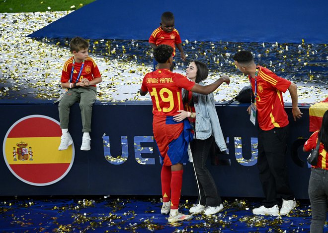 Lamine Yamal je zmago v finalu evropskega prvenstva proslavil s tedanjo izbranko Alex Padilla. FOTO: Annegret Hilse/Reuters