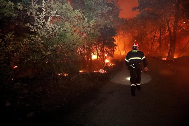 Požar je omejen, a je z njim še vedno veliko dela. FOTO: Ivo Ravlic/Cropix