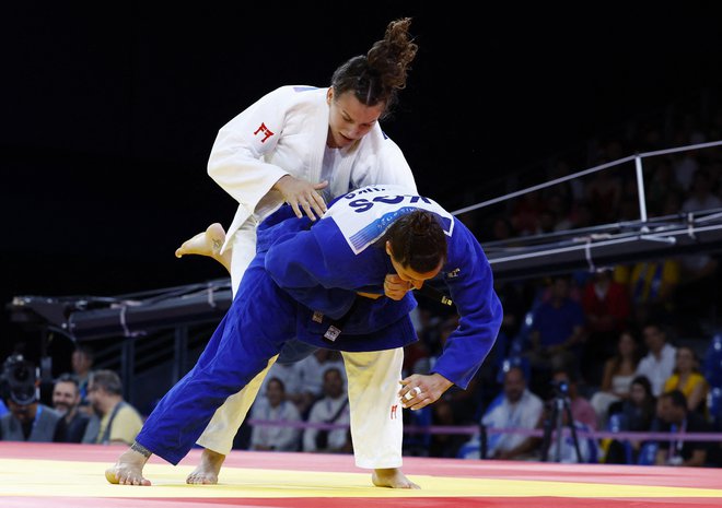 V prvem krogu je bila od Metke Lobnik boljša kosovska judoistka Loriana Kuka. FOTO: Kim Kyung-hoon/Reuters