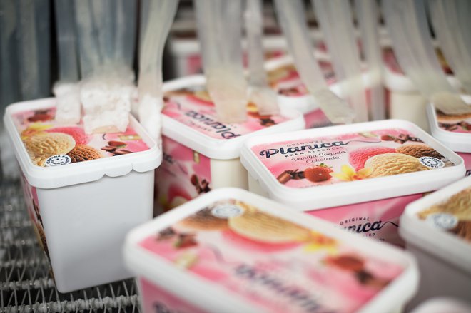 V Ljubljanskih mlekarnah vse od leta 1974 izdelujejo sladoled Planica. FOTO: Anže Petkovšek