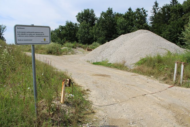 Varovalno verigo na območju bodočega zadrževalnika Tunjščica so menda neznanci pretrgali, zato je dostop omogočen vsem vozilom. FOTO: Bojan Rajšek/Delo