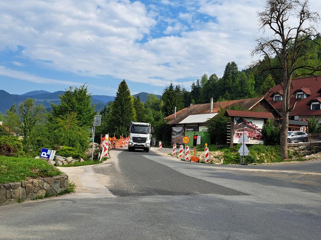 Po celotni Savinjski dolini so vsakih nekaj kilometrov semaforji, saj promet poteka samo po enem voznem pasu zaradi sanacije. FOTO: Špela Kuralt/Delo