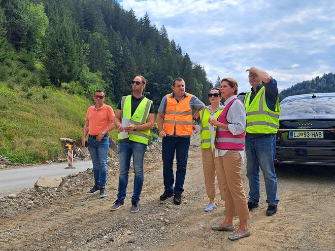 Ministrica za infrastrukturo Alenka Bratušek na ogledu del v Strugah v občini Luče. FOTO: Špela Kuralt/Delo