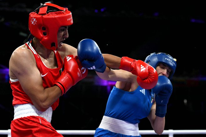 Imane Khelif (levo) je bila premočna za Angelo Carini. FOTO: Mohd Rasfan/AFP