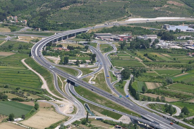 Tako pripelje avtocesta iz ljubljanske smeri iz predora Dekani in levo spodaj je viden izvoz in priključek Srmin za Luko Koper, ki pelje v prazno. FOTO: Boris Šuligoj