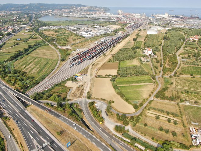 Na fotografiji je videti, da so že začeli zemeljska dela na celotni trasi srminske vpadnice, ki je speljana tik ob tirih proti Luki Koper in Petrolovih skladiščih goriva. FOTO: Luka Koper