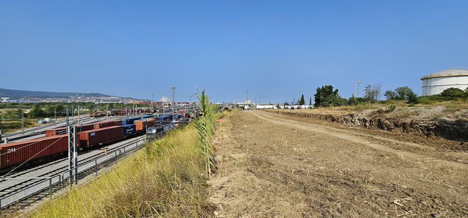 Tik ob železniških tirih in Petrolovem skladišču goriv poteka trasa nove ceste, ki je zadnji objekt iz prvotnega načrta avtoceste med Ljubljano in Koprom. Foto Boris Šuligoj