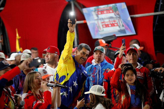 Maduro je s plesom in pesmijo pospremil svoj novi predsedniški mandat, ki pa je vprašljive legitimnosti. FOTO: Fausto Torrealba/ Reuters