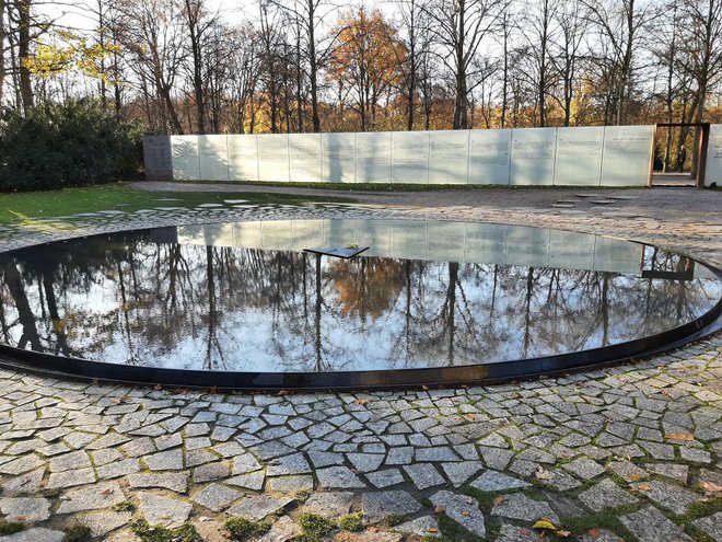V Berlinu so leta 20212 odkrili spomenik evroskim Sintom in Romom, umorjenim v času nacizma. FOTO: Wikipedija