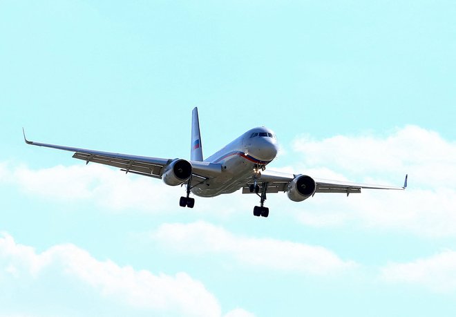 Rusk letalo Tupolev Tu-204-300 je danes pristalo v Ankari, kjer poteka izmenjava zapornikov. FOTO: Caglar/AFP