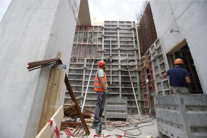 Metodo BIM bodo morali uporabljati načrtovalci in izvajalci gradenj. Poznavanje metode je že »obvezno« za naložbenike oziroma naročnike gradenj. FOTO: Leon Vidic/Delo