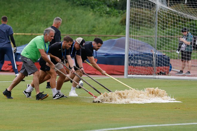 V Šiški so imeli po nalivu veliko dela s pripravo igršča. FOTO: Leon Vidic/Delo