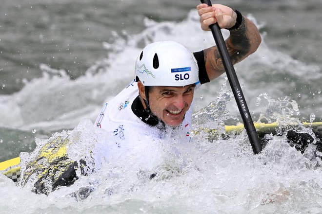 Peter Kauzer ni skrival jeze in razočaranja po sumljivi odločitvi sodnika na osmih vratih. FOTO: Olivier Morin/AFP