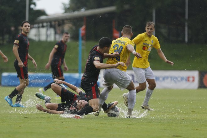 V zahtevnih razmerah in na namočenem igrišču je nogometašem Brava odplavala Evropa. FOTO: Leon Vidic/Delo