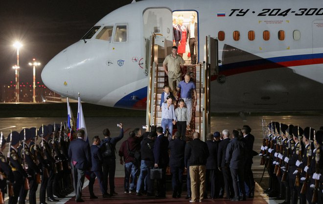 Putin je danes na moskovskem letališču Vnukovo osebno pozdravil osem ruskih državljanov. FOTO: Gavriil Grigorov Via Reuters