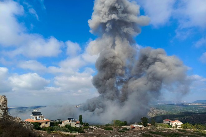 Dim po izraelskem napadu na Libanon v katerem je bilo ubitih več ljudi. FOTO: Kawnat Haju/AFP