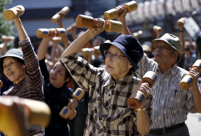Do leta 2060 bo imel zmanjšane kognitivne funkcije eden od treh Japoncev, starejših od 65 let. FOTO: Issei Kato/Reuters
