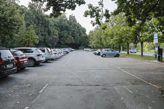 Obiskovalci živalskega vrta bodo z nakupom vstopnice plačali tudi parkiranje. FOTO: Jože Suhadolnik/Delo