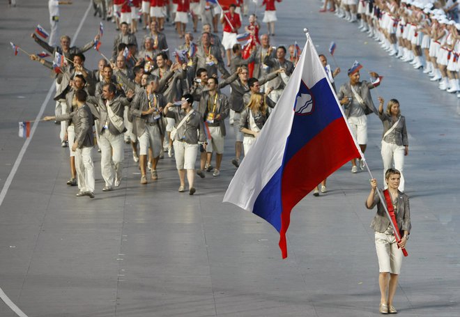 Slovenska olimpijska reprezentanca z zastavonošo Urško Žolnir na otvoritveni slovesnosti olimpijskih iger v Pekingu avgusta 2008 FOTO: Mike Blake/Reuters