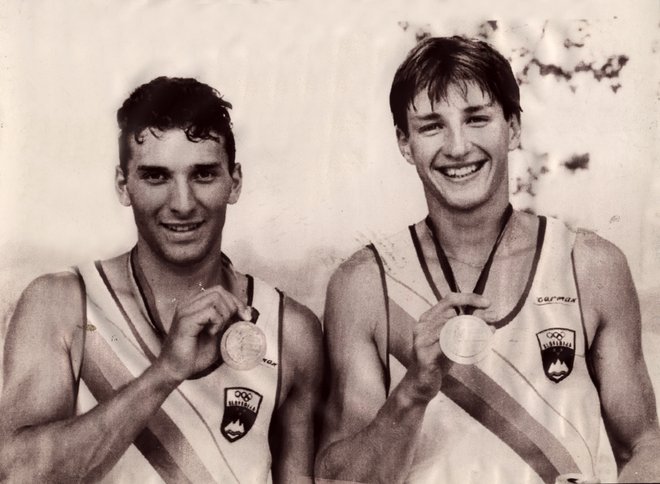 Prvi avgust 1992: Denis Žvegelj in Iztok Čop sta v dvojcu brez krmarja na OI v Barceloni 1992 osvojila bronasto medaljo. FOTO Igor Modic
