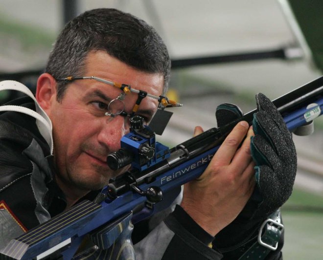 Na olimpijskih igrah v Atenah 2004 je najboljši slovenski strelec vseh časov Rajmond Debevec zasedel četrto mesto. FOTO Tomi Lombar