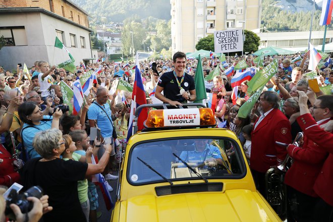 Kajakaš na divjih vodah Peter Kauzer je v Riu 2016 osvojil srebrno olimpijsko medaljo in tako so ga pričakali v domačem Hrastniku. FOTO: Uroš Hočevar