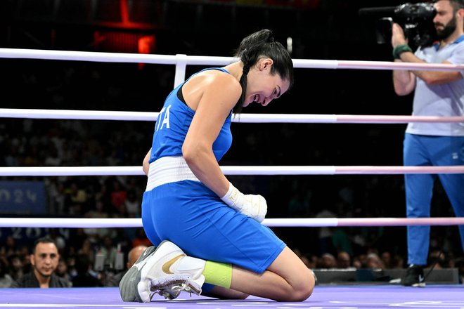 Italijanka Angelo Carini je v solzah in okrvavljena predala dvoboj po zgolj 46 sekundah. Carini se je z dvoboja proti Alžirki Imane Khelif umaknila po dveh prejetih udarcih v obraz. FOTO: Mohd Rasfan/AFP