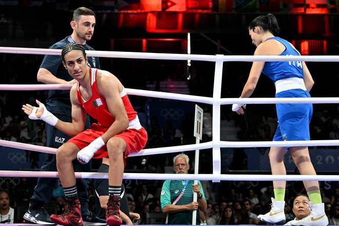 Imane Khelif (levo) na svetovnem prvenstvu v boksu ni smela nastopiti. FOTO: Mohd Rasfan/AFP