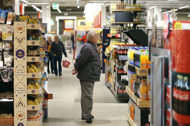 Da bi se izognili skrčflaciji, ZPS svetuje potrošnikom, da vedno preverijo ceno na enoto izdelka. FOTO: Jože Suhadolnik/Delo