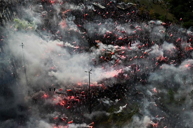 Včeraj so v Varšavi Poljaki prižigali bakle na shodu ob 80. obletnici varšavske vstaje proti nacističnim okupatorjem na Poljskem. Oborožena vstaja proti okupatorskim silam nacistične Nemčije je izbruhnila 1. avgusta 1944 in je trajala dva meseca, preden je bila zatrta. V 63 dneh spopadov je umrlo skoraj 200.000 ljudi, večinoma civilistov, poljska prestolnica pa se je spremenila v kup ruševin. Foto: Sergej Gapon/Afp