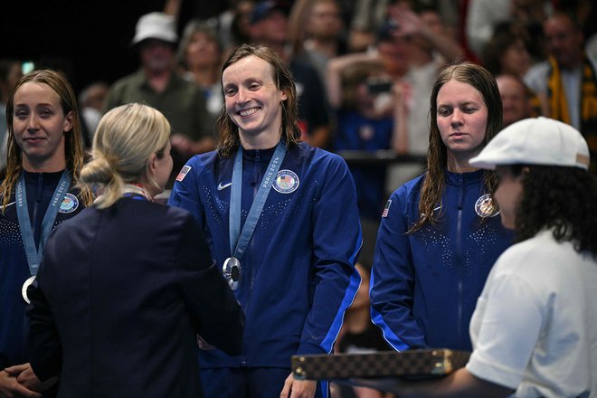 Katie Ledecky je bila le srebrna, a je vseeno z nasmeškom sprejela svojo 13. kolajno zna olimpijskih igrah. FOTO: Oli Scarff/Afp