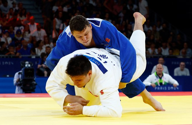 Enej Marinič (zgoraj) se je trudil, toda turški judoist Ibrahim Tataroglu je bil premočan. FOTO: Kim Kyung-hoon/Reuters
