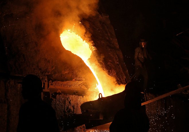 Na drugem mestu se v zadnjih letih utrjuje indijska jeklarska industrija, ki proizvede že skoraj dvakrat več kot Japonska. Foto Mukesh Gupta/Reuters