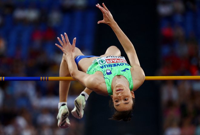 Skok je bil elegantne, toda Lia Apostolovski ni preskočila višine 1,88 m in je olimpijski debi zaokrožila že v kvalifikacjah. FOTO: Kai Pfaffenbach/Reuters