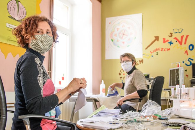 Tudi med koronakrizo so prostovoljci naredili veliko dobrega, v medgeneracijskih centrih so, denimo, šivali maske. FOTO: Filantropija